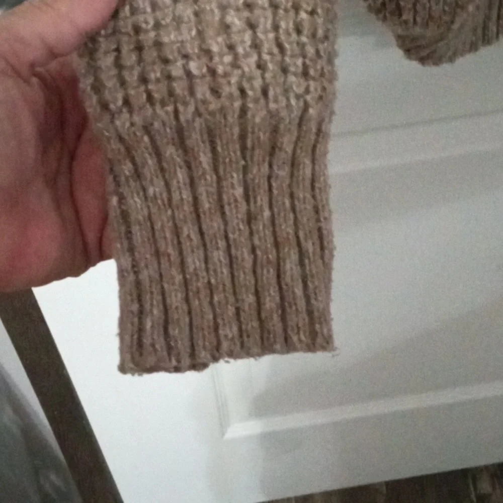 I'm selling the most comfy sweater! The - Picture 5 of 6